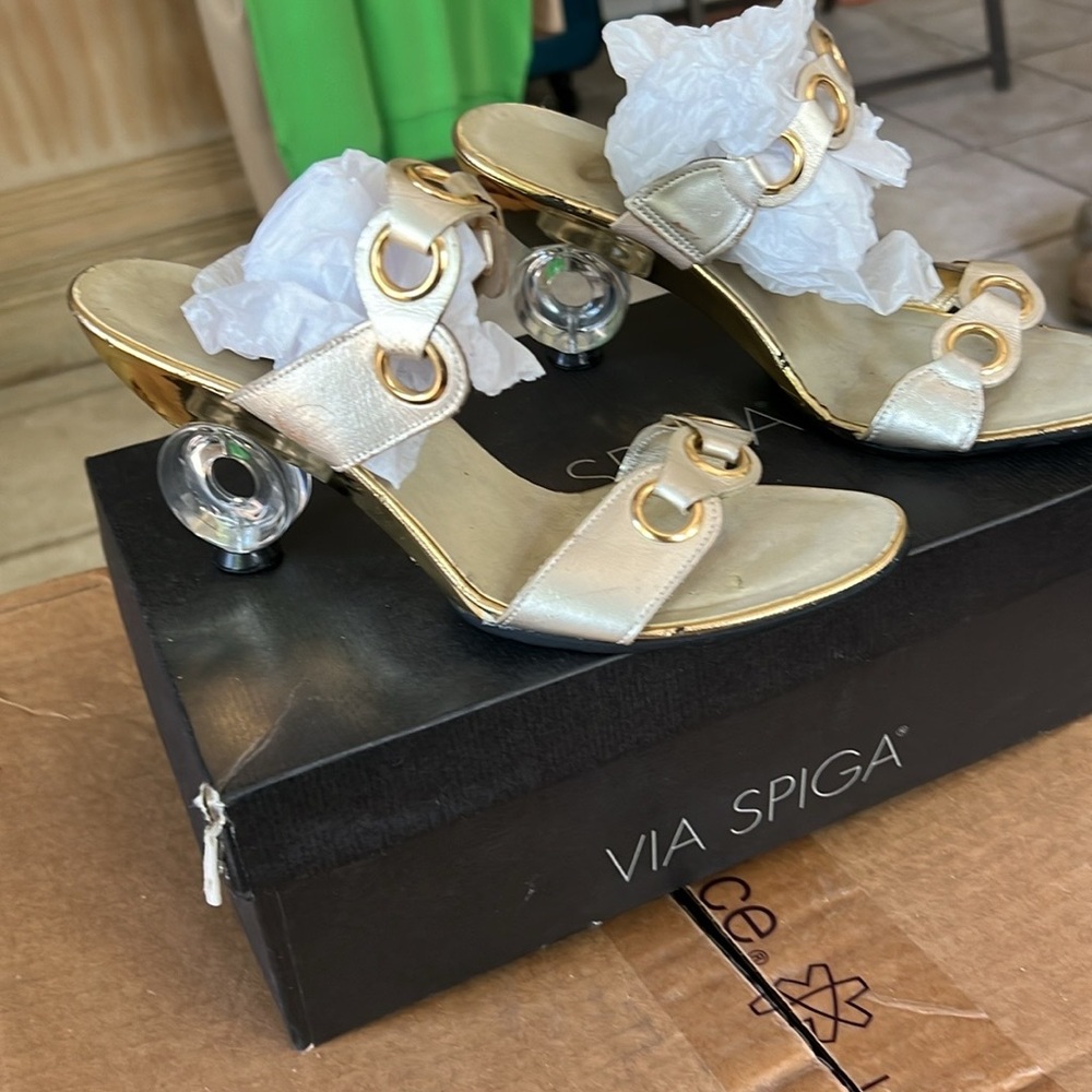 Onex Golden Ring Sandal with Clear Circular Heels. Sz 39. NEW